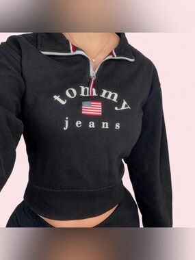 Tommy Hilfiger Jeans Women's Black Quarter-Zip Cropped Sweatshirt